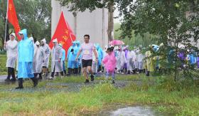 卢沟桥醒狮越野跑雨中开跑-图2