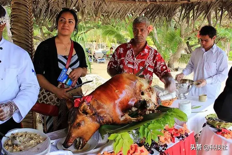 奇特风俗岛国，当地男女不爱穿裤子，还借我国的钱不愿归还-图13