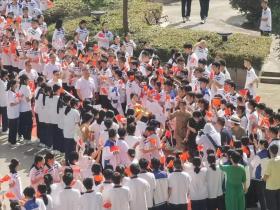 排面！黄雨婷回学校读高三，走红毯进校，领导陪同，学生列队欢迎-图11