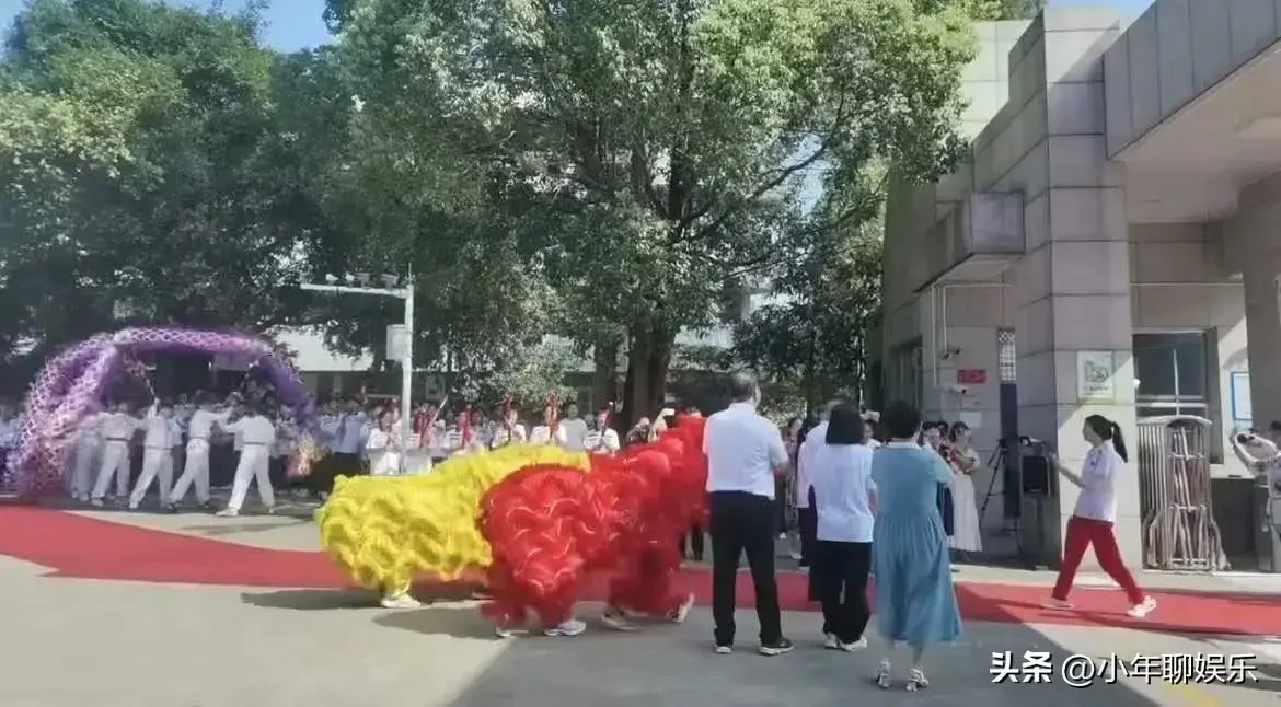 排面！黄雨婷回学校读高三，走红毯进校，领导陪同，学生列队欢迎-图10